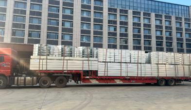 What are the environmental requirements for the installation of tray type cable trays